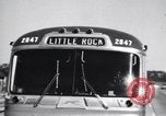 Immagine di Viste dal bus in movimento di Little Rock Arkansas Little Rock Arkansas USA, 1963, secondo 13 filmato di repertorio 65675029476