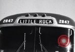 Immagine di Viste dal bus in movimento di Little Rock Arkansas Little Rock Arkansas USA, 1963, secondo 14 filmato di repertorio 65675029476