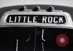 Immagine di Viste dal bus in movimento di Little Rock Arkansas Little Rock Arkansas USA, 1963, secondo 17 filmato di repertorio 65675029476