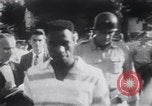 Standbild Arkansas National Guard unter Faubus blockieren Schule Integration Little Rock Arkansas USA, 1957, aus Sekunde 58 historischem Filmmaterial Videoclip 65675029477