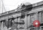 Image des hommes au palais de justice du Comté de Pulaski parler de droits civils Little Rock Arkansas USA, 1963, de la seconde 1 séquences d'archives historiques vidéo 65675029492