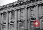 Image des hommes au palais de justice du Comté de Pulaski parler de droits civils Little Rock Arkansas USA, 1963, de la seconde 3 séquences d'archives historiques vidéo 65675029492
