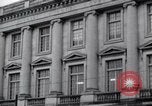 Image des hommes au palais de justice du Comté de Pulaski parler de droits civils Little Rock Arkansas USA, 1963, de la seconde 4 séquences d'archives historiques vidéo 65675029492