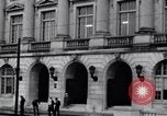 Image des hommes au palais de justice du Comté de Pulaski parler de droits civils Little Rock Arkansas USA, 1963, de la seconde 8 séquences d'archives historiques vidéo 65675029492