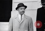 Image des hommes au palais de justice du Comté de Pulaski parler de droits civils Little Rock Arkansas USA, 1963, de la seconde 16 séquences d'archives historiques vidéo 65675029492