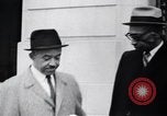 Image des hommes au palais de justice du Comté de Pulaski parler de droits civils Little Rock Arkansas USA, 1963, de la seconde 17 séquences d'archives historiques vidéo 65675029492