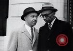 Image des hommes au palais de justice du Comté de Pulaski parler de droits civils Little Rock Arkansas USA, 1963, de la seconde 18 séquences d'archives historiques vidéo 65675029492