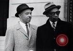 Image des hommes au palais de justice du Comté de Pulaski parler de droits civils Little Rock Arkansas USA, 1963, de la seconde 19 séquences d'archives historiques vidéo 65675029492