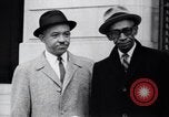 Image des hommes au palais de justice du Comté de Pulaski parler de droits civils Little Rock Arkansas USA, 1963, de la seconde 20 séquences d'archives historiques vidéo 65675029492