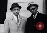 Image des hommes au palais de justice du Comté de Pulaski parler de droits civils Little Rock Arkansas USA, 1963, de la seconde 21 séquences d'archives historiques vidéo 65675029492