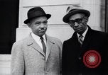Image des hommes au palais de justice du Comté de Pulaski parler de droits civils Little Rock Arkansas USA, 1963, de la seconde 22 séquences d'archives historiques vidéo 65675029492