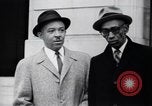 Image des hommes au palais de justice du Comté de Pulaski parler de droits civils Little Rock Arkansas USA, 1963, de la seconde 26 séquences d'archives historiques vidéo 65675029492