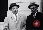 Image des hommes au palais de justice du Comté de Pulaski parler de droits civils Little Rock Arkansas USA, 1963, de la seconde 27 séquences d'archives historiques vidéo 65675029492