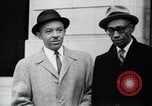 Image des hommes au palais de justice du Comté de Pulaski parler de droits civils Little Rock Arkansas USA, 1963, de la seconde 28 séquences d'archives historiques vidéo 65675029492