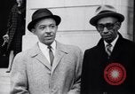 Image des hommes au palais de justice du Comté de Pulaski parler de droits civils Little Rock Arkansas USA, 1963, de la seconde 29 séquences d'archives historiques vidéo 65675029492