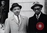 Image des hommes au palais de justice du Comté de Pulaski parler de droits civils Little Rock Arkansas USA, 1963, de la seconde 30 séquences d'archives historiques vidéo 65675029492