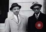 Image des hommes au palais de justice du Comté de Pulaski parler de droits civils Little Rock Arkansas USA, 1963, de la seconde 31 séquences d'archives historiques vidéo 65675029492