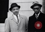 Image des hommes au palais de justice du Comté de Pulaski parler de droits civils Little Rock Arkansas USA, 1963, de la seconde 32 séquences d'archives historiques vidéo 65675029492