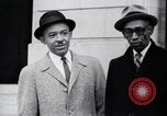 Image des hommes au palais de justice du Comté de Pulaski parler de droits civils Little Rock Arkansas USA, 1963, de la seconde 33 séquences d'archives historiques vidéo 65675029492