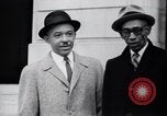 Image des hommes au palais de justice du Comté de Pulaski parler de droits civils Little Rock Arkansas USA, 1963, de la seconde 34 séquences d'archives historiques vidéo 65675029492