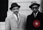 Image des hommes au palais de justice du Comté de Pulaski parler de droits civils Little Rock Arkansas USA, 1963, de la seconde 35 séquences d'archives historiques vidéo 65675029492
