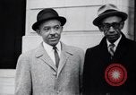 Image des hommes au palais de justice du Comté de Pulaski parler de droits civils Little Rock Arkansas USA, 1963, de la seconde 36 séquences d'archives historiques vidéo 65675029492