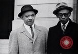 Image des hommes au palais de justice du Comté de Pulaski parler de droits civils Little Rock Arkansas USA, 1963, de la seconde 37 séquences d'archives historiques vidéo 65675029492