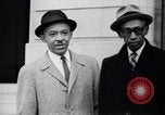 Image des hommes au palais de justice du Comté de Pulaski parler de droits civils Little Rock Arkansas USA, 1963, de la seconde 38 séquences d'archives historiques vidéo 65675029492