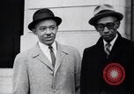 Image des hommes au palais de justice du Comté de Pulaski parler de droits civils Little Rock Arkansas USA, 1963, de la seconde 39 séquences d'archives historiques vidéo 65675029492