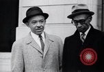 Image des hommes au palais de justice du Comté de Pulaski parler de droits civils Little Rock Arkansas USA, 1963, de la seconde 40 séquences d'archives historiques vidéo 65675029492
