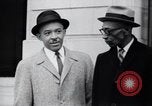 Image des hommes au palais de justice du Comté de Pulaski parler de droits civils Little Rock Arkansas USA, 1963, de la seconde 41 séquences d'archives historiques vidéo 65675029492