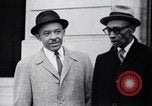 Image des hommes au palais de justice du Comté de Pulaski parler de droits civils Little Rock Arkansas USA, 1963, de la seconde 42 séquences d'archives historiques vidéo 65675029492