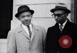 Image des hommes au palais de justice du Comté de Pulaski parler de droits civils Little Rock Arkansas USA, 1963, de la seconde 43 séquences d'archives historiques vidéo 65675029492