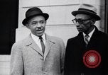 Image des hommes au palais de justice du Comté de Pulaski parler de droits civils Little Rock Arkansas USA, 1963, de la seconde 44 séquences d'archives historiques vidéo 65675029492