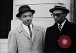 Image des hommes au palais de justice du Comté de Pulaski parler de droits civils Little Rock Arkansas USA, 1963, de la seconde 45 séquences d'archives historiques vidéo 65675029492