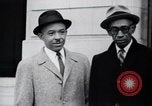 Image des hommes au palais de justice du Comté de Pulaski parler de droits civils Little Rock Arkansas USA, 1963, de la seconde 46 séquences d'archives historiques vidéo 65675029492