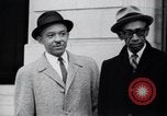 Image des hommes au palais de justice du Comté de Pulaski parler de droits civils Little Rock Arkansas USA, 1963, de la seconde 47 séquences d'archives historiques vidéo 65675029492