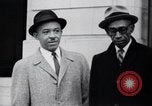 Image des hommes au palais de justice du Comté de Pulaski parler de droits civils Little Rock Arkansas USA, 1963, de la seconde 48 séquences d'archives historiques vidéo 65675029492