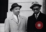 Image des hommes au palais de justice du Comté de Pulaski parler de droits civils Little Rock Arkansas USA, 1963, de la seconde 49 séquences d'archives historiques vidéo 65675029492