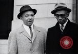 Image des hommes au palais de justice du Comté de Pulaski parler de droits civils Little Rock Arkansas USA, 1963, de la seconde 50 séquences d'archives historiques vidéo 65675029492
