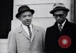 Image des hommes au palais de justice du Comté de Pulaski parler de droits civils Little Rock Arkansas USA, 1963, de la seconde 51 séquences d'archives historiques vidéo 65675029492