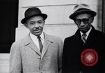 Image des hommes au palais de justice du Comté de Pulaski parler de droits civils Little Rock Arkansas USA, 1963, de la seconde 52 séquences d'archives historiques vidéo 65675029492