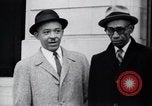 Image des hommes au palais de justice du Comté de Pulaski parler de droits civils Little Rock Arkansas USA, 1963, de la seconde 53 séquences d'archives historiques vidéo 65675029492