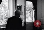 Standbild Ältere weiße Frau befürwortet Integration Little Rock Arkansas USA, 1968, aus Sekunde 15 historischem Filmmaterial Videoclip 65675029498