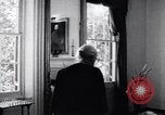 Standbild Ältere weiße Frau befürwortet Integration Little Rock Arkansas USA, 1968, aus Sekunde 16 historischem Filmmaterial Videoclip 65675029498