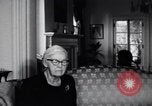 Standbild Ältere weiße Frau befürwortet Integration Little Rock Arkansas USA, 1968, aus Sekunde 40 historischem Filmmaterial Videoclip 65675029498