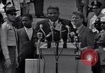 Image acteur Ossie Davis introduisant Burt Lancaster Washington DC USA, 1963, de la seconde 4 séquences d'archives historiques vidéo 65675029518