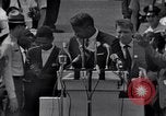 Image acteur Ossie Davis introduisant Burt Lancaster Washington DC USA, 1963, de la seconde 8 séquences d'archives historiques vidéo 65675029518