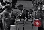 Image acteur Ossie Davis introduisant Burt Lancaster Washington DC USA, 1963, de la seconde 9 séquences d'archives historiques vidéo 65675029518