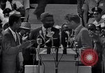 Image acteur Ossie Davis introduisant Burt Lancaster Washington DC USA, 1963, de la seconde 10 séquences d'archives historiques vidéo 65675029518